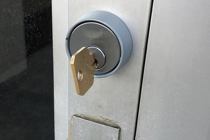 how to fix a deadbolt that spins