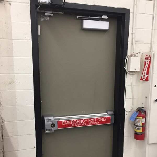 emergency exit with door closer
