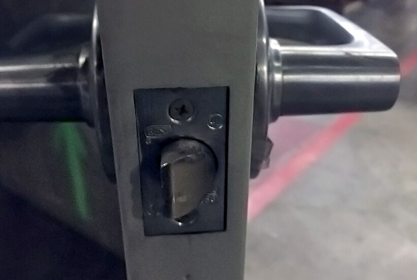 how to fix a commercial door that won’t close properly