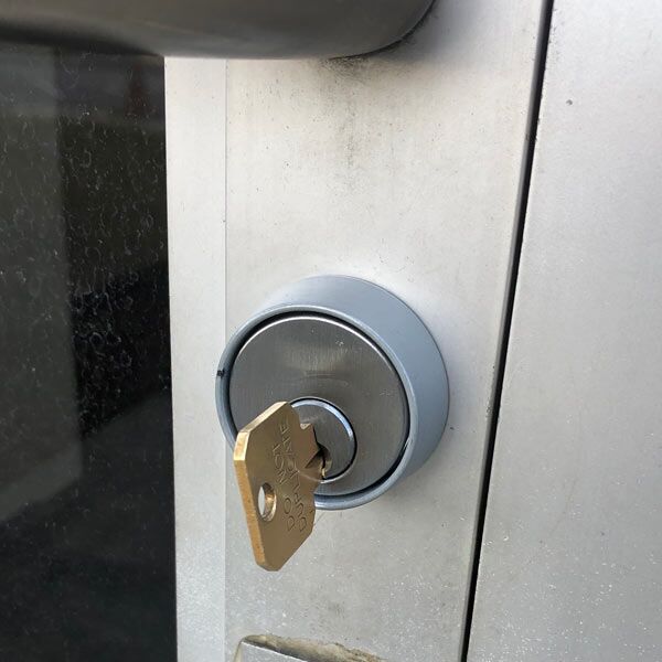 Standard lock and key system for a business's exterior doors