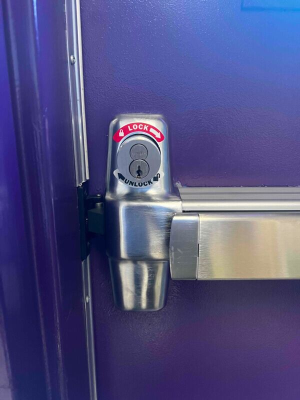 Lockable panic hardware